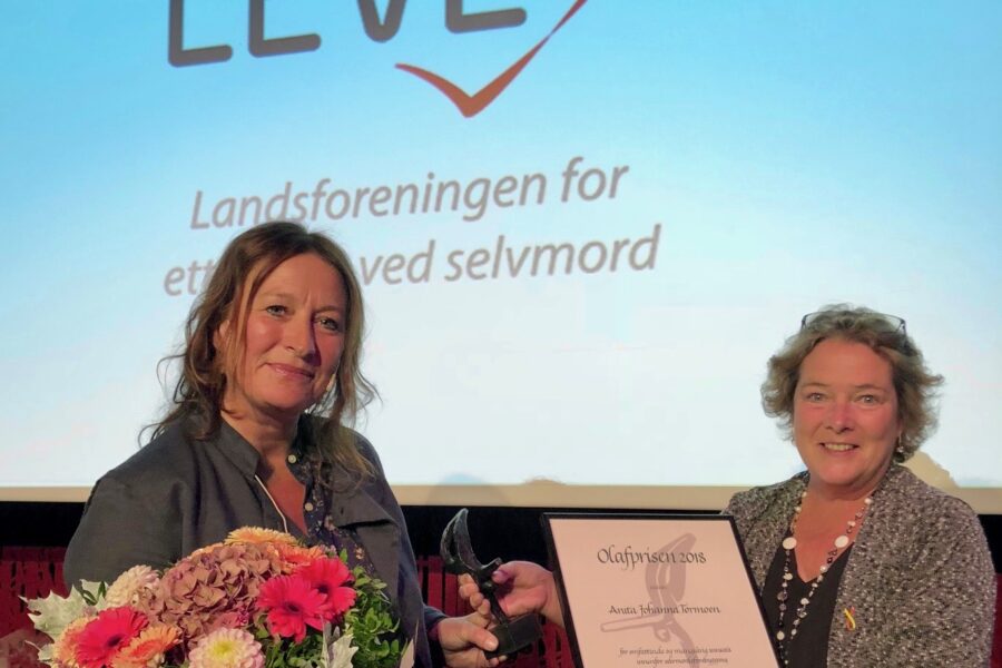 Prisvinner Anita Johanna Tørmoen (t.v.) sammen med styreleder for LEVE, Johanna Lundereng.