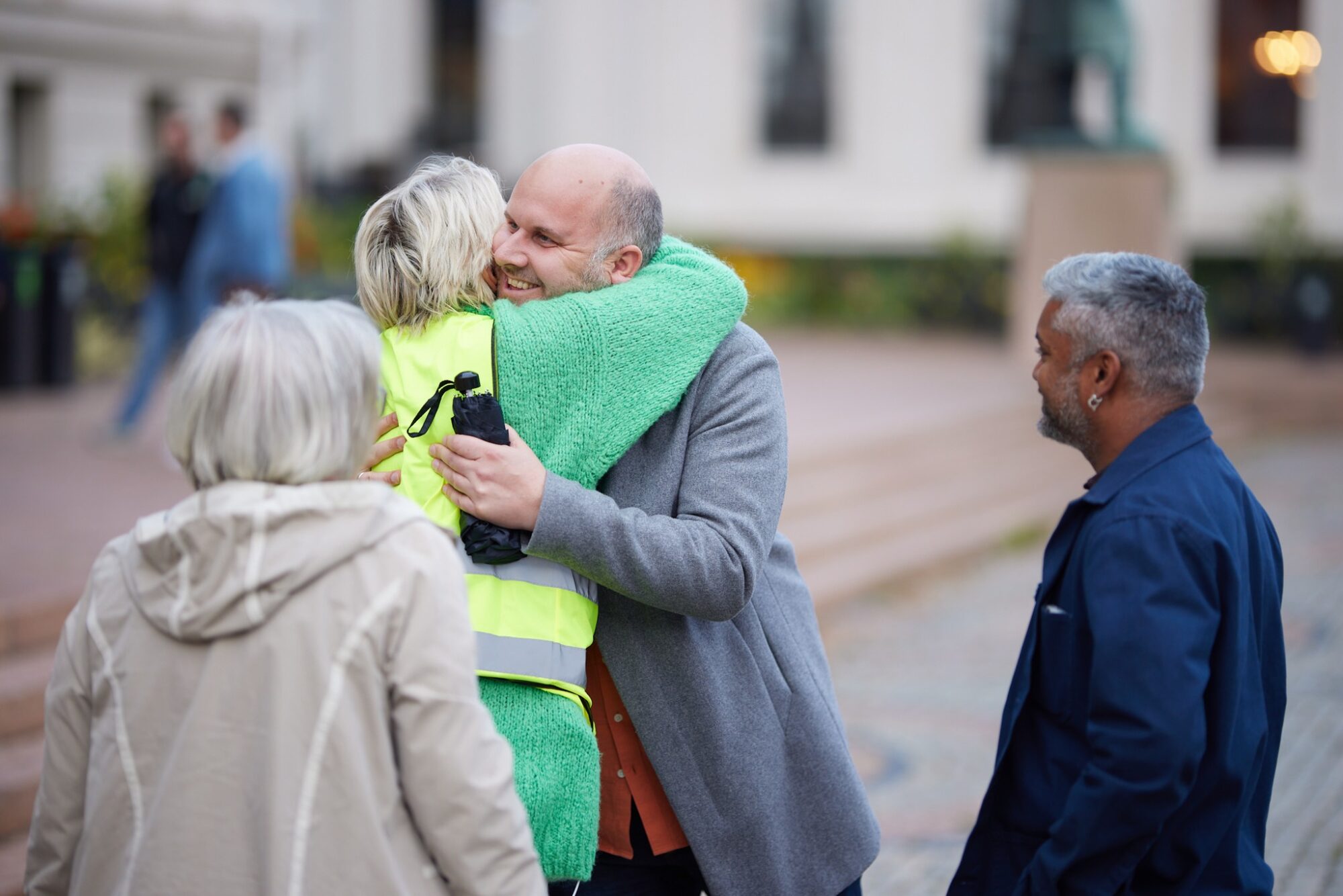 En kvinne og en mann i en varm omfavnelse i anledning markering av Verdensdagen for selvmordsforebygging på Universitetsplassen i Oslo