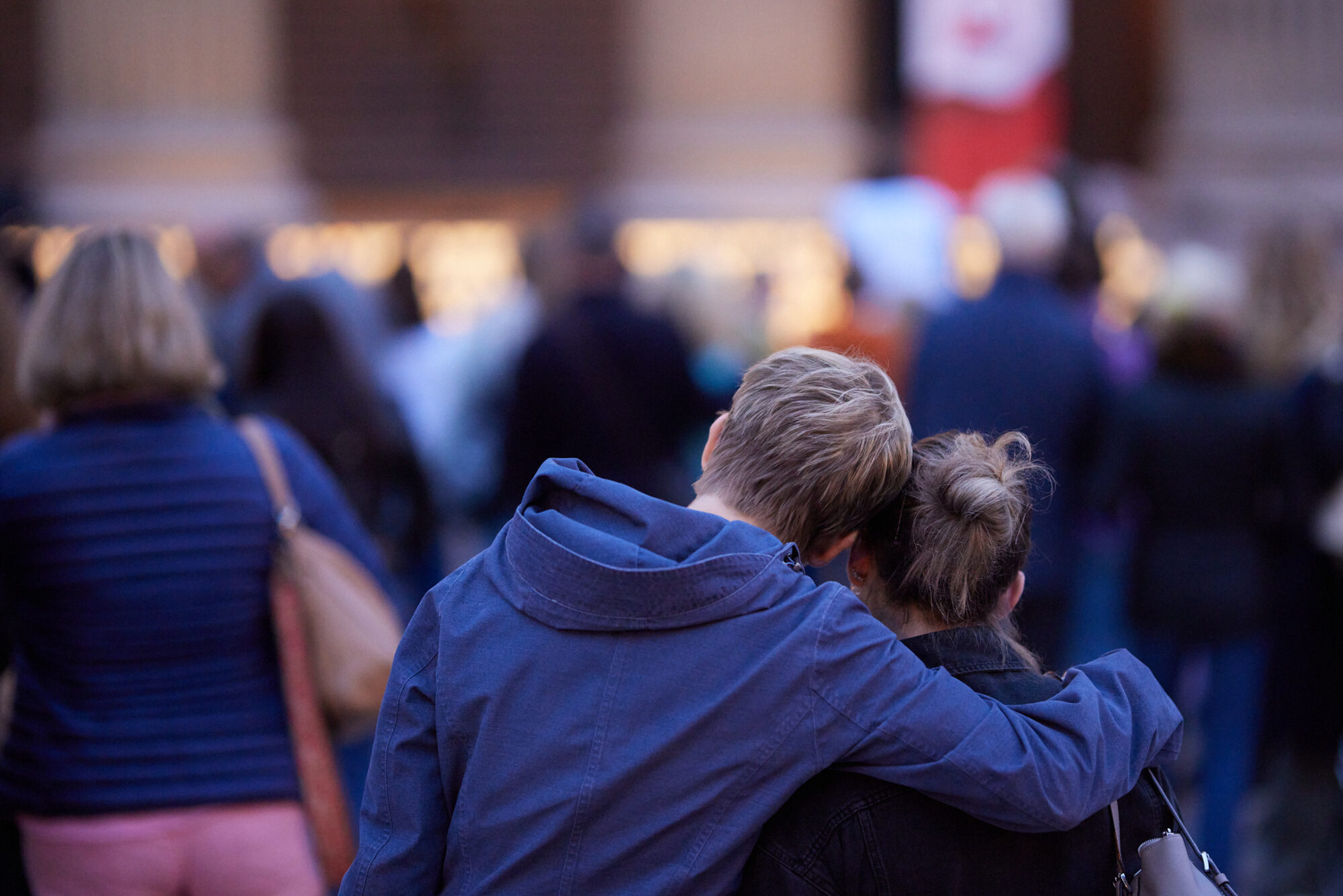 En ung kvinne og mann står tett sammen med armene rundt hverandre under en markering av Verdensdagen for selvmordsforebygging 10. september, på Universitetsplassen