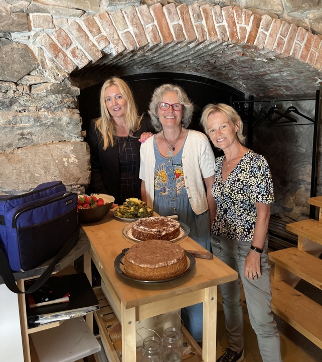 LEVe treff i Sandvika med kaker og tre smilende kvinner