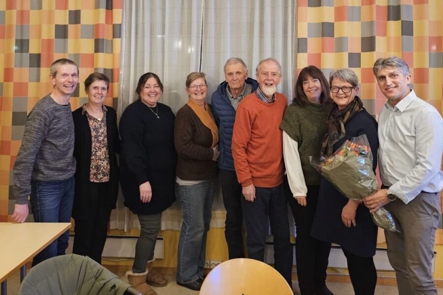 Bilde av en gruppe glade mennesker fra årsmøtet til LEVE Sogn og Fjordane.