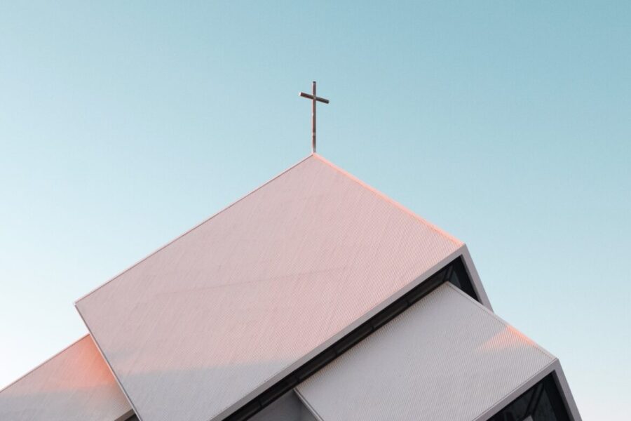 Bilde av et kirkespir mot blå himmel