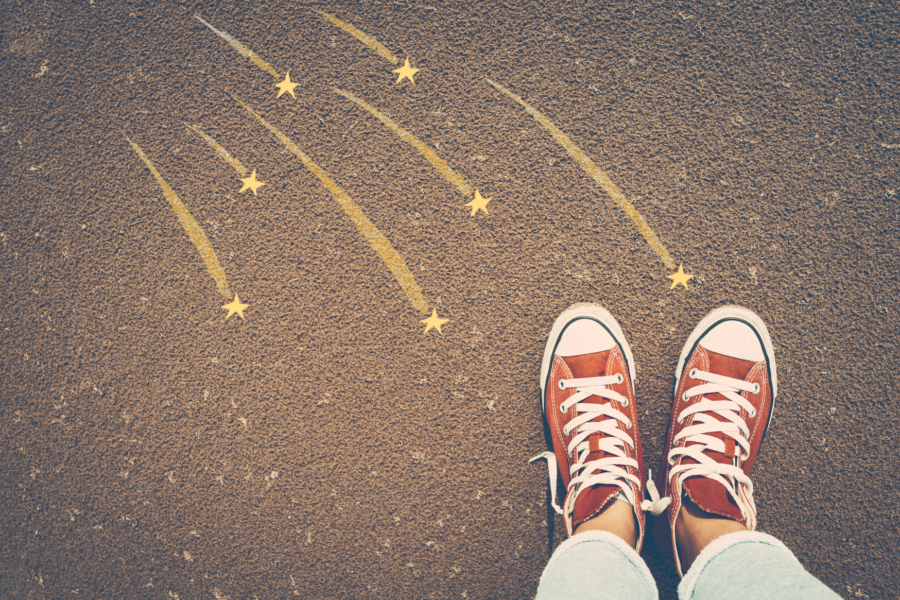 Unge ben i Converse-sko står på bakken, med tegnede stjerneskudd som treffer skoene. Olafprisen vil hedre selvmordsforebygging blant unge.