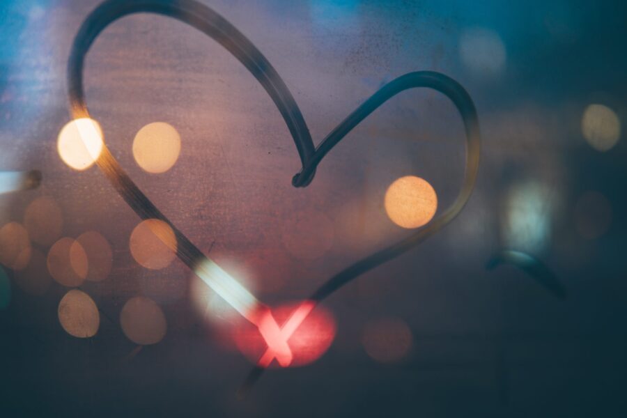 Et hjerte tegnet på en vindusrute, i vakkert lys