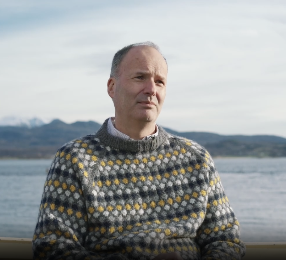Knut Andersen, høgskolelektor ved VID vitenskapelige høgskole. Mann som sitter med fjell og hav som bakgrunn. Egenomsorg i en sorgprosess etter selvmord.