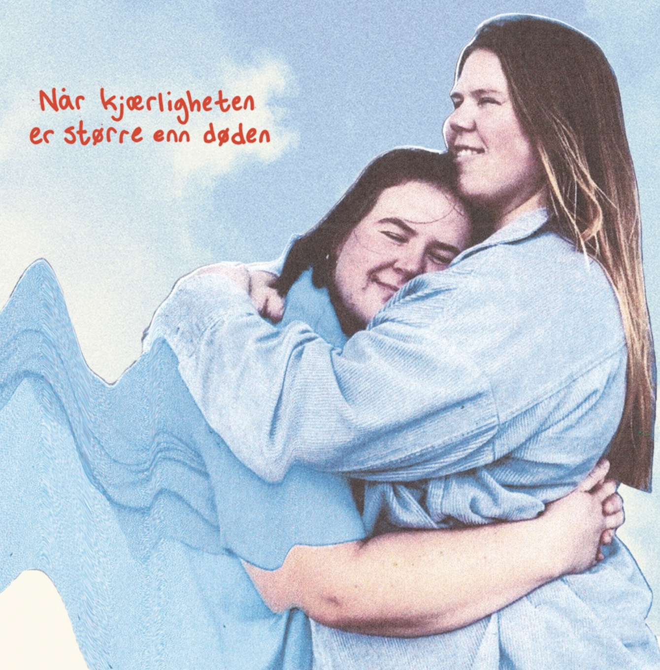 Bilde av Marin og Wilde som holder rundt hverandre: Søstre elsker evig