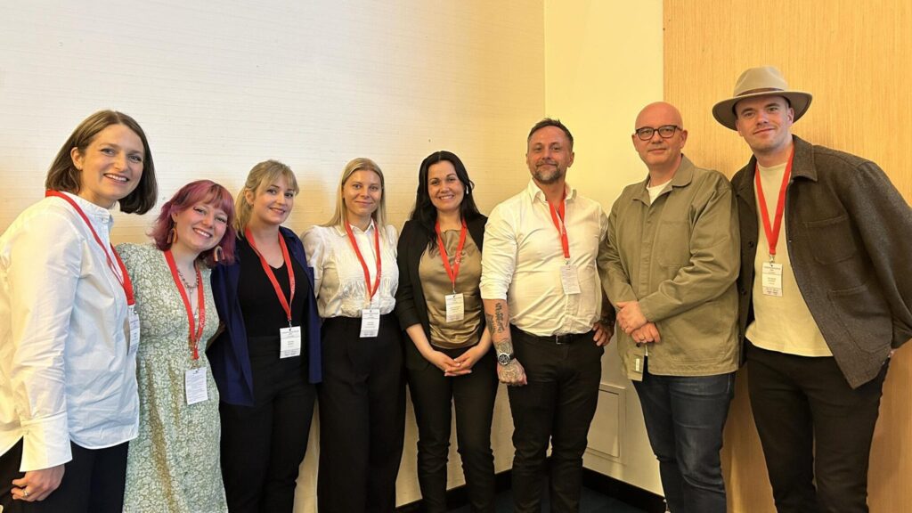 Synnøve Teige (RKBU Vest), Maud Angelica Behn, Victoria Bakken (RKBU Midt), Veronica Møgster Halvorsen (LEVE), Julie Andreassen (RVTS Vest), Sindre Andreassen (Bufetat), Lars Svendsen (UIB) og Kim Daniel Jonassen.