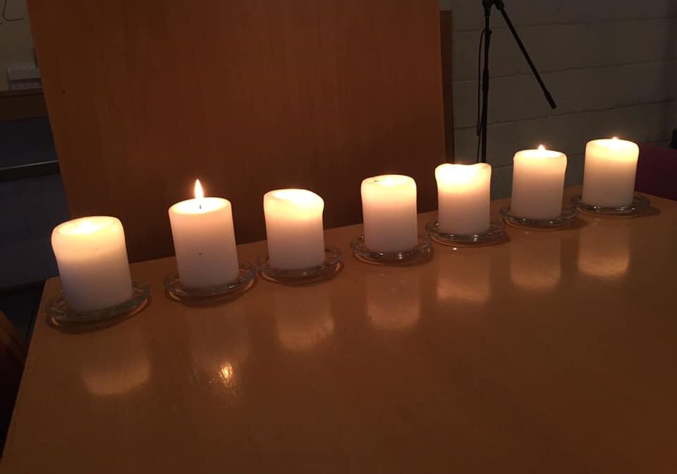 Bilde av syv tente lys, til minne om mennesker som har mistet livet i selvmord