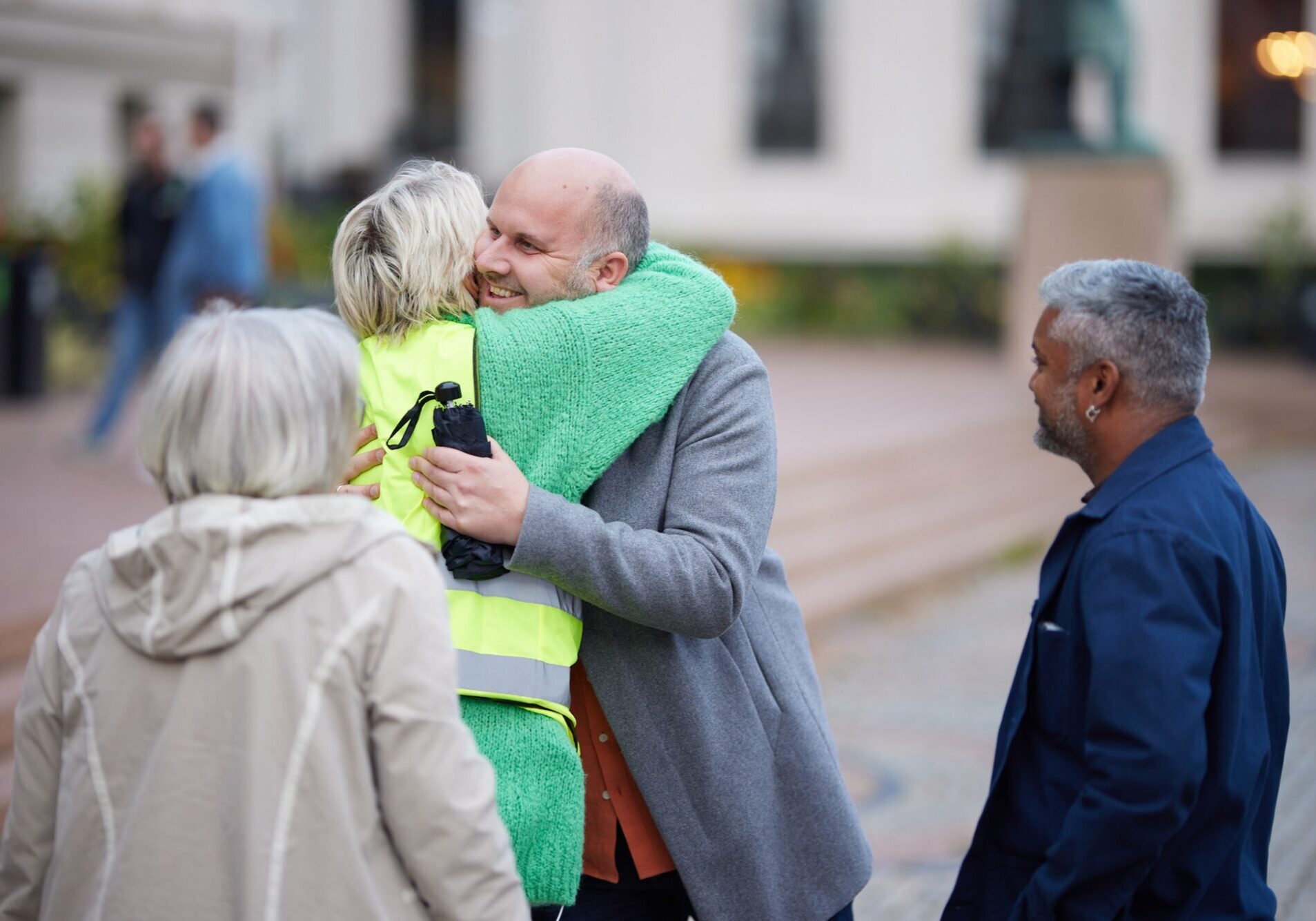 En kvinne og en mann i en varm omfavnelse i anledning markering av Verdensdagen for selvmordsforebygging på Universitetsplassen i Oslo