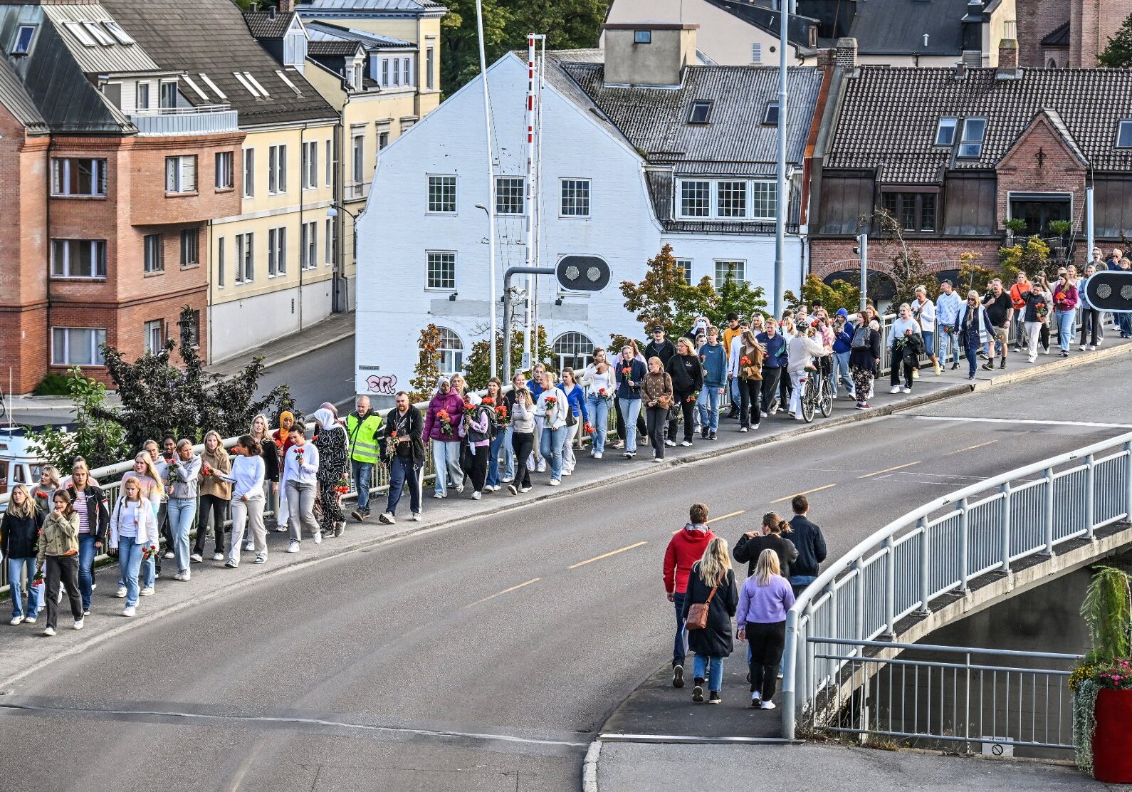 Et rosetog med mennesker går over bro i Fredrikstad for å sette fokus på selvmord